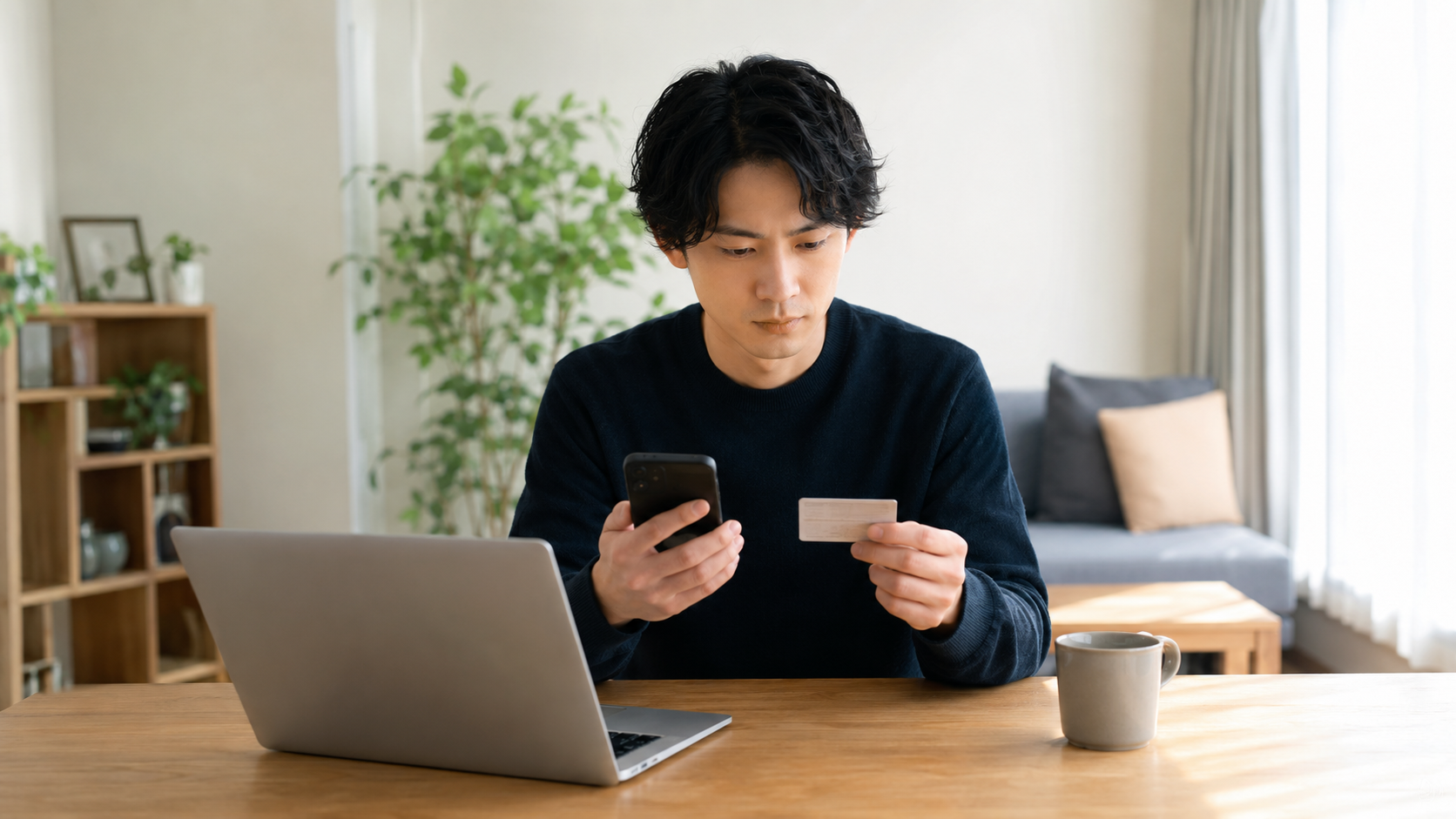 キャストポータルの安全性をスマートフォンで確認する会社員