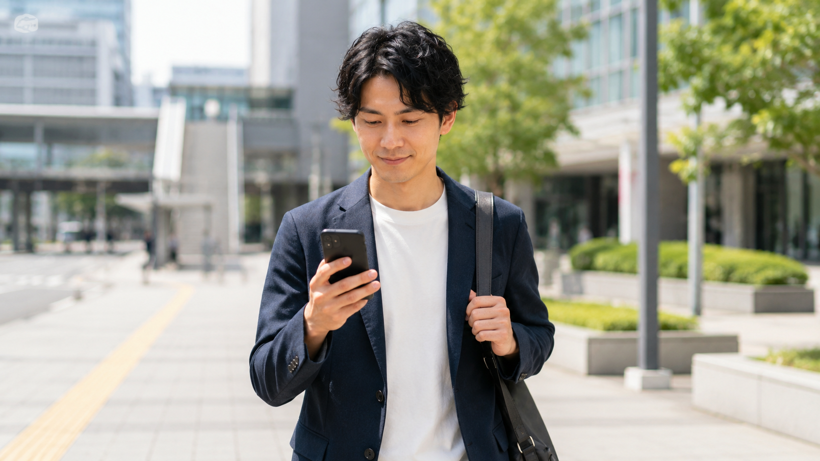 安全性と求人条件を確認して単発バイトを探す会社員